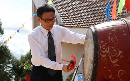 Phó thủ tướng Vũ Đức Đam đánh hồi trống tại lễ khai giảng năm học mới 2014 - 2015 tại Trường Trung học Phổ thông Pleiku, tỉnh Gia Lai.