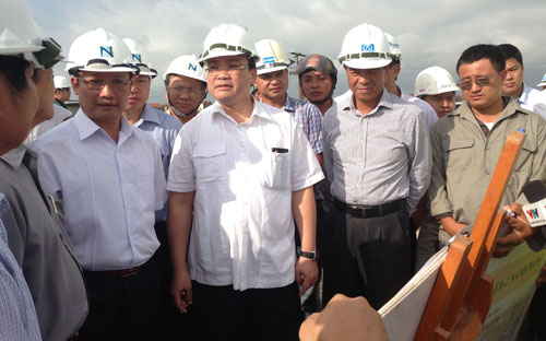 Phó thủ tướng Hoàng Trung Hải trực tiếp nghe đại diện chủ đầu tư lý giải vì sao không xây cầu vượt qua tỉnh lộ 199 của Hưng Yên.<br>