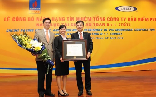 <span style="color: rgb(34, 34, 34); font-family: Arial, sans-serif; background-color: rgb(255, 255, 255);">Bà Susanna Lam – Giám đốc điều hành A.M. Best Châu Á Thái Bình Dương trao chứng nhận “B++” cho Ban lãnh đạo Bảo hiểm PVI</span>