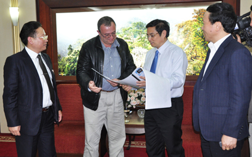 Bí thư tỉnh ủy Quảng Ninh, ông Phạm Minh Chính (áo trắng) gặp gỡ nhà đầu tư tại Quảng Ninh.<br>