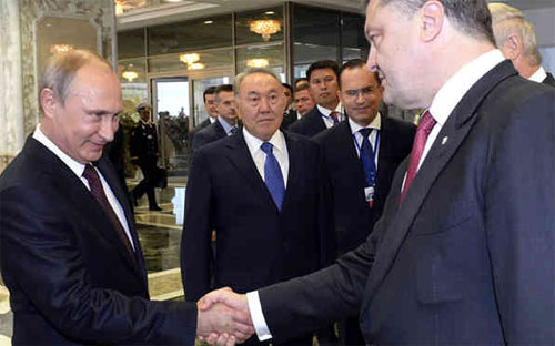 Tổng thống Nga Vladimir Putin (trái) và Tổng thống Ukraine Petro Poroshenko trong một lần gặp gỡ.<br>