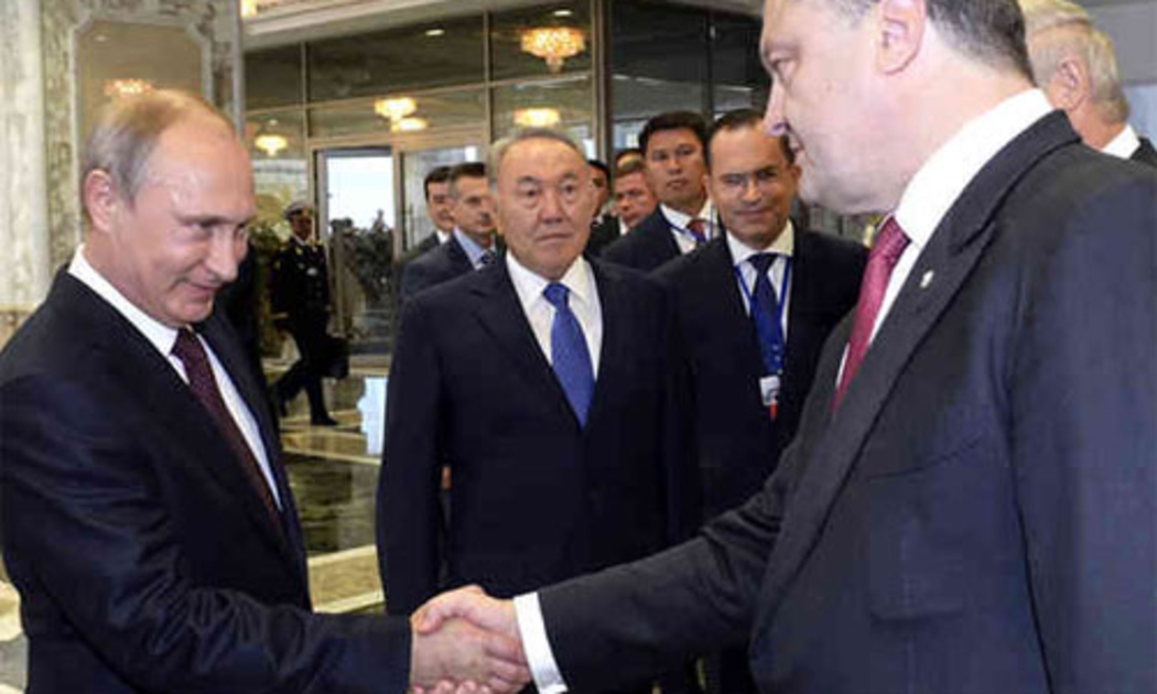 Tổng thống Nga Vladimir Putin (trái) và Tổng thống Ukraine Petro Poroshenko trong một lần gặp gỡ.<br>