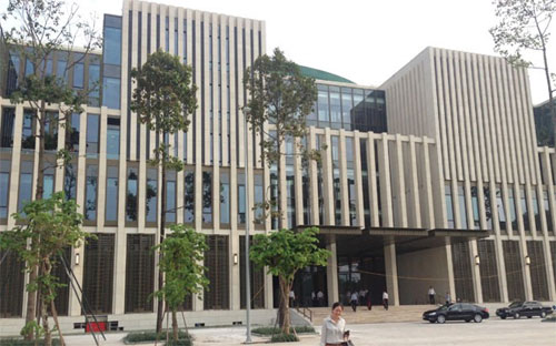 Bên ngoài tòa nhà Quốc hội.<br>