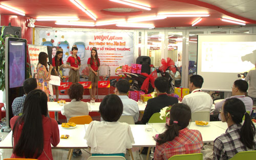 VietJet đã quay số tìm ra hành khách may mắn trúng xe Honda SH 125 đầu tiên của chương trình “Bay VietJet - Trúng xe hơi”.<br>