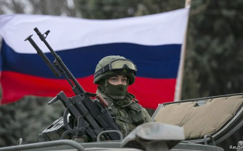 Rủi ro kinh tế đầu tiên mà Nga có thể phải hứng chịu là đồng Rúp vốn dĩ đang yếu có thể mất giá mạnh thêm - Ảnh: Reuters.<br>