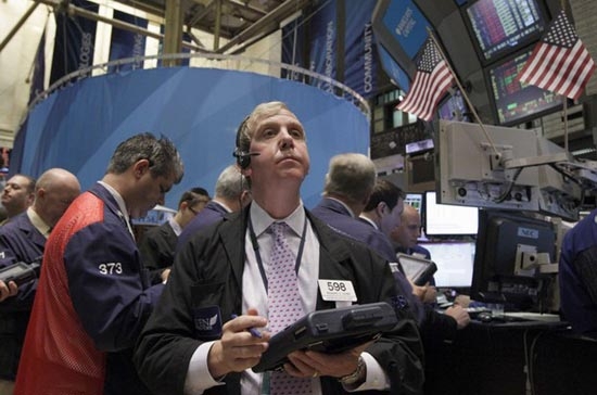 Khối lượng giao dịch toàn thị trường tiếp tục ở mức thấp, với khoảng 5,96 tỷ cổ phiếu đã được chuyển nhượng - Ảnh: Reuters.<br>