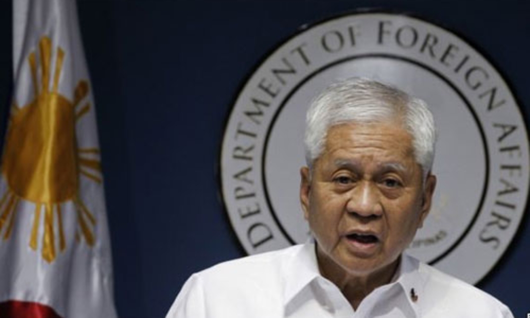 Ngoại trưởng Philippines Albert del Rosario - Ảnh: Reuters.