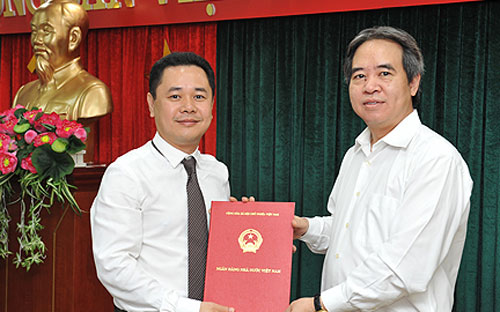 Thống đốc Ngân hàng Nhà nước Nguyễn Văn Bình trao quyết định bổ nhiệm chức vụ Vụ trưởng Vụ Quản lý Ngoại hối cho ông Nguyễn Ngọc Cảnh.<br>