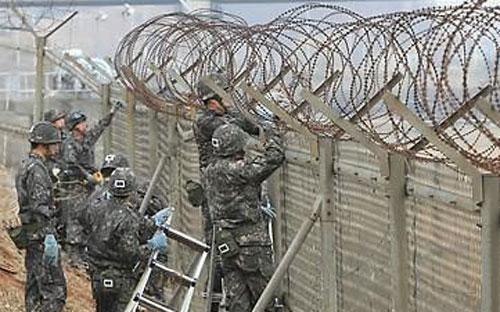 Binh sỹ Hàn Quốc tuần tra ở khu vực phi quân sự giữa nước này với Triều Tiên - Ảnh: Yonhap.<br>