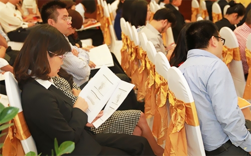 Nhà đầu tư nghiên cứu tài liệu giới thiệu quỹ SSIAM HNX30.