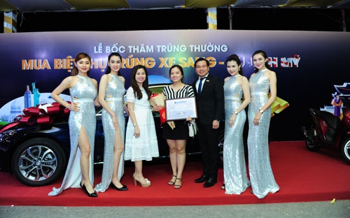 Lãnh đạo Sacomreal trao giải cho khách hàng may mắn.<br>