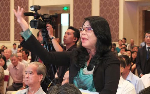 Cổ đông Lê Thị Kim Cúc bức xúc về kế hoạch sáp nhập Southern Bank vào Sacombank. Ý kiến của bà được đa số cổ đông vỗ tay ủng hộ.