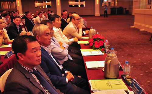 Ông Lê Hùng Dũng (người ngồi thứ hai phía trong), Chủ tịch Hội đồng Quản trị Eximbank, với tư cách đại diện cổ đông lớn (nắm 9,7% cổ phần Sacombank), tham dự và phát biểu ủng hộ đề án sáp nhập Southern Bank vào Sacombank.<br>