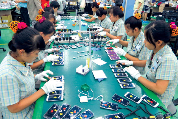 Bên trong nhà máy sản xuất điện thoại của Samsung.<br>