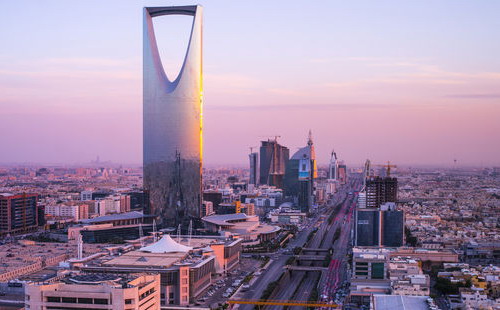 IMF ước tính thâm hụt tài khóa năm 2015 của Saudi Arabia ở mức khoảng 20% GDP, đồng thời khuyến nghị Saudi Arabia giảm mạnh chi tiêu trong những năm tới để tránh tình trạng nợ nần. Còn nếu không, quốc gia này sẽ lâm vào tình cảnh cực kỳ khó khăn về tài chính.<br>