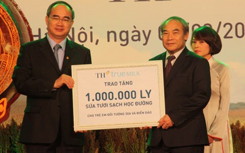 Chủ tịch Ủy ban Mặt trận Tổ Quốc Việt Nam Nguyễn Thiện Nhân (trái) trao tương trưng 1 triệu ly sữa học đường của TH True Milk cho đại diện Bộ Giáo dục và Đào tạo.<br>