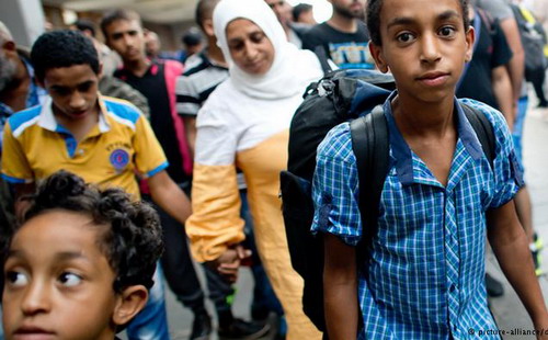 Người tị nạn đến Đức chủ yếu là trẻ em và đàn ông không có trình độ - đối tượng thị trường lao động Đức không có nhu cầu cao - Ảnh: DPA.