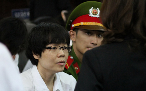 Bị cáo Huỳnh Thị Huyền Như trao đổi với luật sư của mình tại phiên tòa - Ảnh: Tuổi Trẻ.<br>