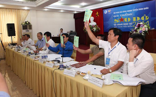 Thông tin từ ban tổ chức cho biết, tổng doanh thu của 100 doanh nghiệp của 100 doanh nhân tiêu biểu đạt 320.696 tỷ đồng.