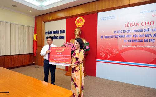 Bà Vũ Thị Thu Thủy - Phó chủ tịch UBND tỉnh Quảng Ninh nhận số tiền hỗ trợ từ phía ngân hàng VietinBank.