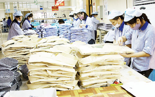 Tham gia TPP sẽ tạo ra sức ép về mở cửa thị trường, cạnh tranh đối với 
các doanh nghiệp Việt Nam. Nếu không có sự chuẩn bị tốt, nhiều ngành sản
 xuất và dịch vụ có thể sẽ gặp khó khăn - Ảnh: Quang Tuấn.<br>