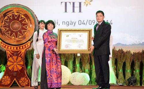 TH School Milk là sản phẩm đầu tiên của Việt Nam được Bộ Y tế chứng nhận tiêu chuẩn sữa tươi tiệt trùng dành cho học đường.