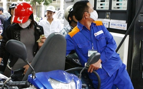 Lý do tăng giá, theo Bộ Tài chính là do các doanh nghiệp đầu mối xăng dầu đang bị lỗ.<br>