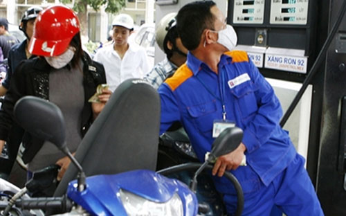 Theo tính toán của liên bộ Tài chính - Công Thương, giá bán lẻ xăng đang
 thấp hơn 435 đồng/lít so với giá cơ sở, giá bán dầu hỏa và dầu madut 
thấp hơn giá cơ sở lần lượt 445 đồng/lít và 199 đồng/kg.