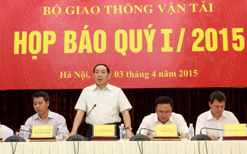 Thứ trưởng Nguyễn Hồng Trường cho hay, JICA tài trợ tiền cho Việt Nam làm thiết kế cho dự án đường sắt đô thị, 
nhưng đến nay, dự án đang tạm dừng do xảy ra vụ việc hối lộ nên nhà tài 
trợ yêu cầu phải hoàn tiền thiết kế, đến khi dự án tiếp tục thì họ phải 
tiếp tục cho vay.