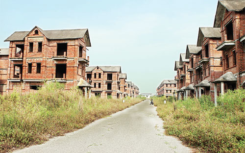 Điều đáng ngại hơn cả lúc này là vấn đề hàng tồn kho ở lĩnh vực bất động sản - Ảnh: Việt Tuấn.<br>