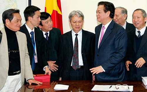 Thủ tướng Nguyễn Tấn Dũng trao đổi với các chuyên gia kinh tế chiều 22/1.<br>