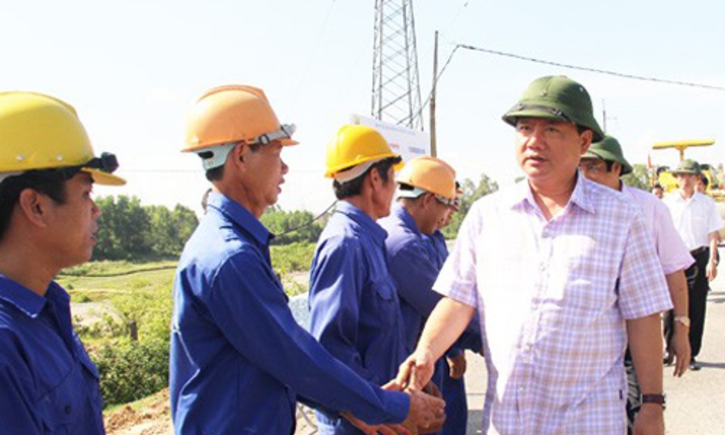 Bộ trưởng Đinh La Thăng trong một lần đi thăm công trường tại Hà Tĩnh.<br>