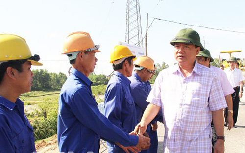 Bộ trưởng Đinh La Thăng trong một lần đi thăm công trường tại Hà Tĩnh.<br>