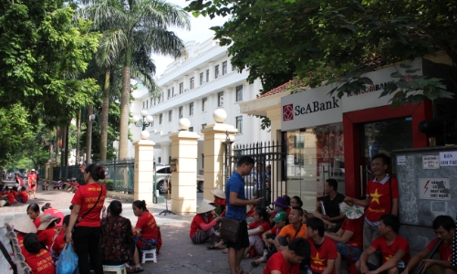 Hơn 100 tiểu thương chợ Đồng Đăng kéo về trụ sở Bộ Công Thương