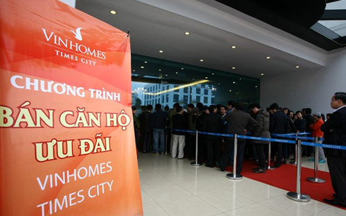 Hàng chục khách hàng đã phải xếp hàng đăng ký mua căn hộ Times City của Vingroup, sau khi doanh nghiệp này mở bán trở lại vào ngày 17/3.<br>