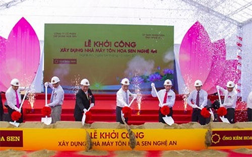 Dự kiến, dự án Nhà máy Tôn Hoa Sen Nghệ An sẽ hoàn thành cả 3 giai đoạn 
vào tháng 8/2018. Khi Nhà máy đi vào hoạt động sẽ tạo công ăn việc làm 
cho khoảng 1000 lao động, đóng góp đáng kể vào ngân sách của địa phương 
và góp phần phát triển kinh tế - xã hội Khu vực Bắc Trung Bộ.<br>
