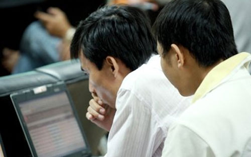 Theo luật định, doanh nghiệp cổ phần hoá phải niêm yết trong vòng 12 
tháng, nhưng trên thực tế quy định này không được tuân thủ triệt để. 