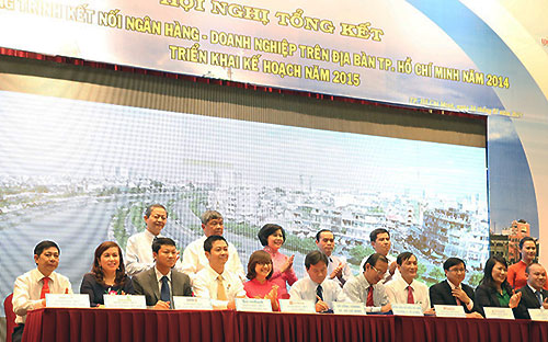 19 ngân hàng thương mại đã ký cam kết dành hơn 128.000 tỷ đồng cho vay ưu đãi trong chương trình kết nối ngân hàng - doanh nghiệp năm 2015.<br>