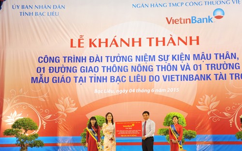 Chủ tịch Hội đồng Quản trị VietinBank Nguyễn Văn Thắng trao tài trợ cho tỉnh Bạc Liêu.