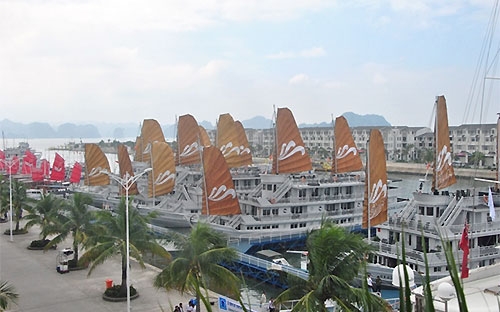 Cảng tàu khách Tuần Châu với quy mô 150.000 m2, với những hạng mục nhà ga, nhà hàng, quán bar, trung tâm siêu thị, khu biệt thự cao cấp hai bên bờ cảng… do Tập đoàn Tuần Châu đầu tư và khai thác.
