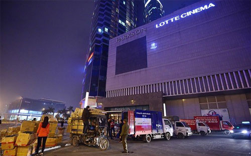 Các chủ tiệm dọn hàng ra khỏi Parkson Landmark - Ảnh: Zing.<br>
