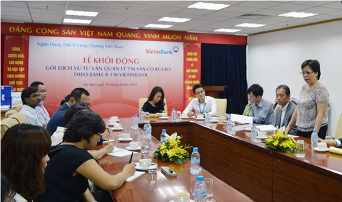 Bà Bùi Như Ý, Phó tổng giám đốc VietinBank phát biểu tại lễ khởi động.