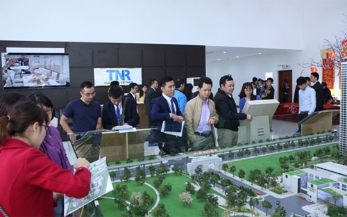 Phòng bán hàng dự án Goldmark City luôn tấp nập khách tham quan.