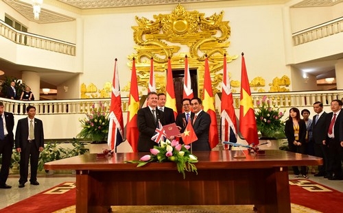 Trao chứng nhận đầu tư trái phiếu Chính phủ giữa Bộ Tài chính và Prudential Việt Nam.