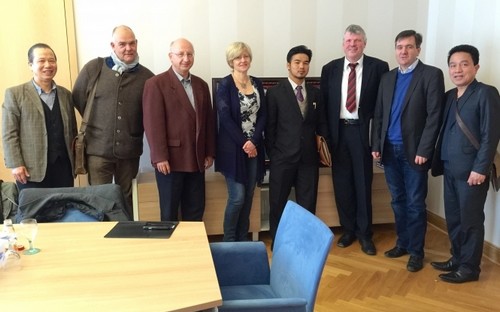 Ông Mai Vũ Minh (đứng thứ tư từ phải qua) cùng ông Martin Skiebe, Tỉnh trưởng tỉnh Harz, Đức.