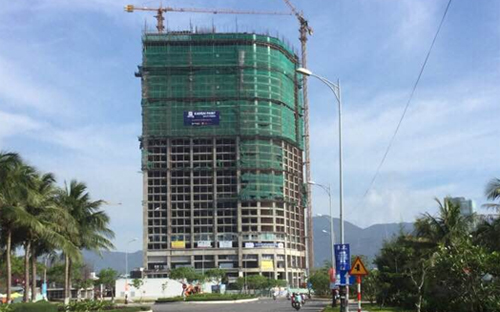 Cất nóc từ cuối tháng 10/2016, hiện tại, Luxury Apartment đã xây tường đến tầng 32B, trát tường khối căn hộ và khách sạn đến tầng 29, thi công hệ thống ME đến tầng 20.