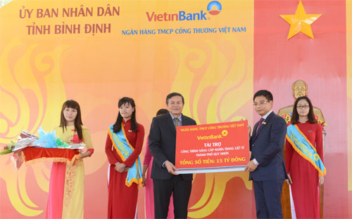 Chủ tịch Hội đồng quản trị VietinBank Nguyễn Văn Thắng trao tài trợ cho tỉnh Bình Định.