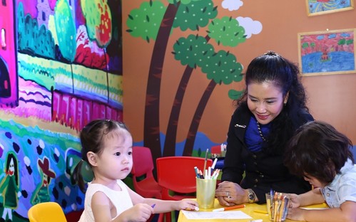 Bà Gift Samabhandhu tại sự kiện Enfa A+ Brain Expo 2015.