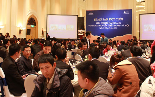 Ngoài những tiện ích độc đáo, khách hàng sở hữu Vinhomes Nguyễn Chí 
Thanh - Hà Nội trong ngày mở bán cuối cùng 10/1 còn được hưởng nhiều ưu 
đãi đặc biệt.