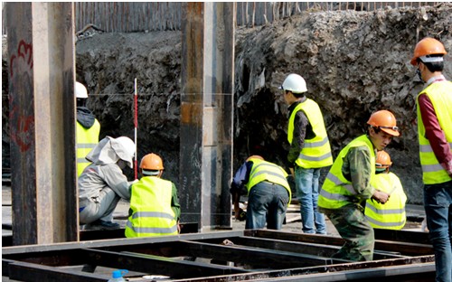 Khởi công từ cuối năm 2013, nằm sát hồ Hoàng Cầu, quận Đống Đa, Hà Nội, 
D’. Le Pont D’or có vị trí trung tâm và thừa hưởng hạ tầng hoàn chỉnh 
trong khu vực.